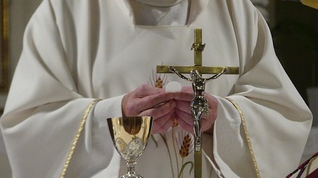 Priester, der auf der Suche nach einem Kredit für kirchliche Mitarbeiter ist, bei der Messe
