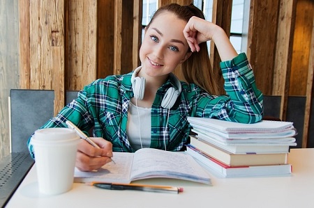 Schülerin, die einen Kredit für Schüler benötigt, beim Lernen