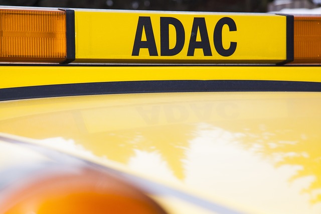 Gelbes ADAC Auto