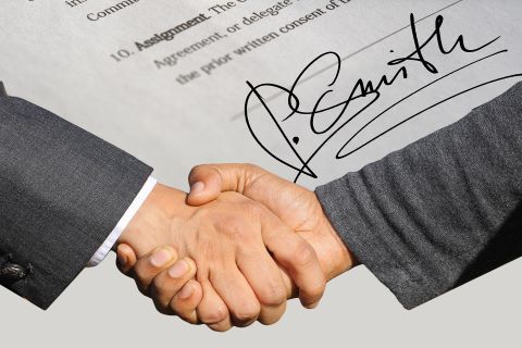 Handshake nach Unterzeichnung einer Bürgschaft