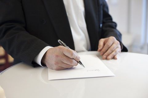 Elternbürgschaft: Unterzeichnung einer Elternbürgschaft durch den Vater