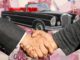 Autobank und Autokäufer einigen sich per Handshake auf eine Autofinanzierung trotz SCHUFA