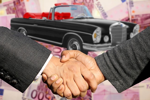 Autobank und Autokäufer einigen sich per Handshake auf eine Autofinanzierung trotz SCHUFA