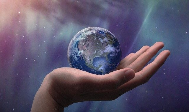 Hand, die die Weltkugel schützend hält: Die BANK IM BISTUM ESSEN eG steht für eine Unternehmenspolitik, die ökonomische, ökologische und soziale Ziele miteinander vereint.