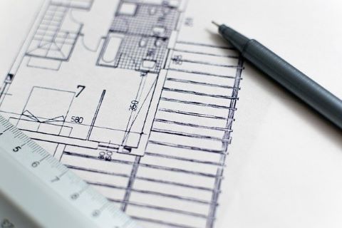 Blaupause eines Architekten und Stift: ohne Gewährleistungseinbehalt nach VOB werden im Baugewerbe keine großen Projekte abgeschlossen