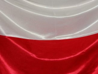 Polnische Flagge (oben weiß, unten rot): Viele Deutsche versuchen ihr Glück in Polen, um einen SCHUFA-freien Auslandskredit zu erhalten