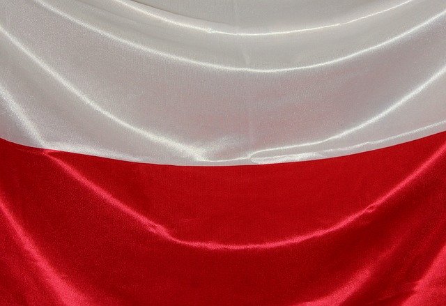 Polnische Flagge (oben weiß, unten rot): Viele Deutsche versuchen ihr Glück in Polen, um einen SCHUFA-freien Auslandskredit zu erhalten
