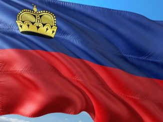 Die Fahne von Liechtenstein im Wind: Viele Deutsche beantragen bei der SIGMA KREDITBANK AG einen Liechtensteiner Kredit ohne SCHUFA