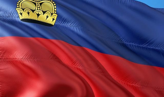 Die Fahne von Liechtenstein im Wind: Viele Deutsche beantragen bei der SIGMA KREDITBANK AG einen Liechtensteiner Kredit ohne SCHUFA