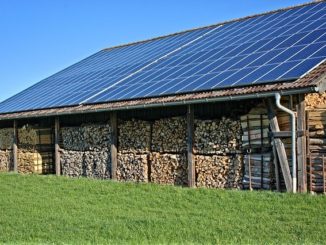 Photovoltaik-Anlage auf dem Dach einer Holzscheune: finanziert mit dem ÖkoKredit der EthikBank