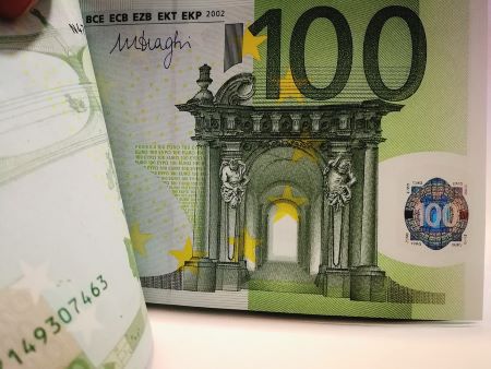 Mehrere 100-Euro-Banknoten, die über einen Pfandkredit aufgenommen wurden