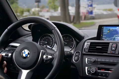 PKW Fahrer in einem BMW, der mit Hilfe einer günstigen PKW Finanzierung bzw. mittels PKW Kredit finanziert wurde