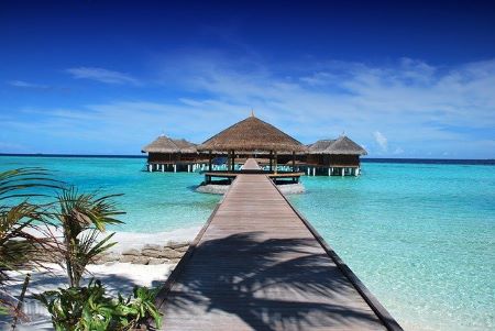 Schöne Bungalows im Meer: Malediven-Traumurlaub mit günstigem Urlaubskredit finanzieren