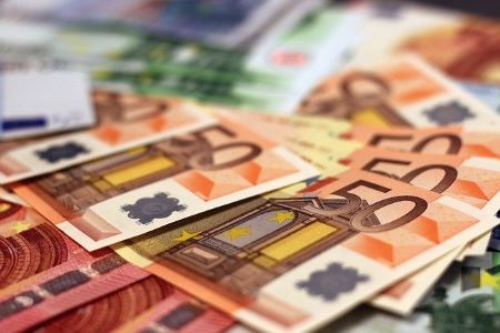 Verschiedene Euro-Banknoten: Für Konsum muss hin und wieder ein günstiger Kredit zur freien Verwendung aufgenommen werden.