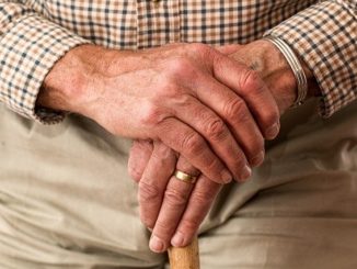 Alter Mann mit Gehstock, der sich fragt, ob er einen Kredit für Rentner trotz negativer SCHUFA aufnehmen kann
