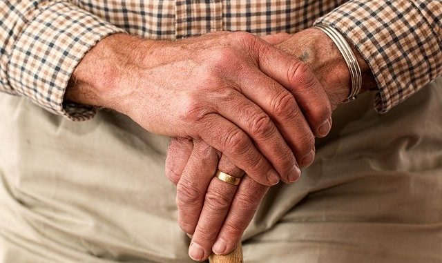 Alter Mann mit Gehstock, der sich fragt, ob er einen Kredit für Rentner trotz negativer SCHUFA aufnehmen kann