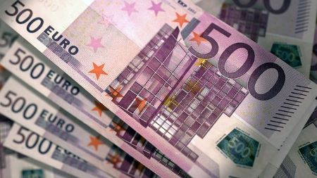 Mehrere 500 Euro Geldscheine: Sie benötigen einen 20000 Euro Kredit? Beantragen ganz bequem von Zuhause aus ein günstiges 20000 Euro Darlehen! 