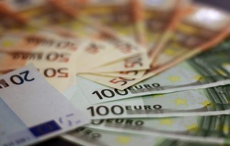 Euro-Banknoten auf einem Tisch: Wer einen 2500 Euro Kredit benötigt, hat heutzutage die Qual der Wahl, denn viele Banken vergeben Kleinkredite ab 2500 Euro.
