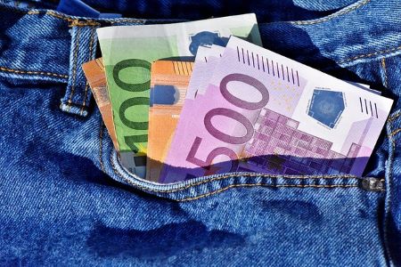 Euroscheine, die aus der Tasche einer blauen Jeans schauen: Endlich wieder liquide dank 3.000 Euro Kredit!