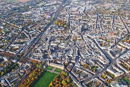 Bonn aus der Vogelperspektive: Solltest du in Bonn einen Sofortkredit ohne SCHUFA benötigen, kannst du es in einem Leihhaus Bonn probieren!