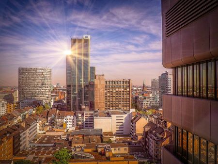 Bild von der Stadt Düsseldorf mit Sonne im Hintergrund: Wer in Düsseldorf schnell und SCHUFA-frei Geld benötigt, sollte sich überlegen, ein Leihhaus in Düsseldorf zu besuchen!