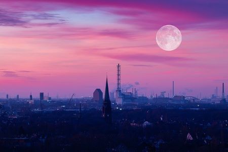 Die Stadt Duisburg bei Nacht im Mondlicht: Wenn Sie einen SCHUFA-freien Kredit in Duisburg benötigen, könnte es für Sie hilfreich sein, ein Leihhaus Duisburg zu besuchen!