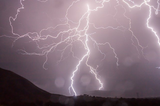 Blitze in einer Gewitternacht: Wer einen Blitzkredit wünscht, wünscht eine abrupte bzw. sofortige Auszahlung der beantragten Kreditsumme