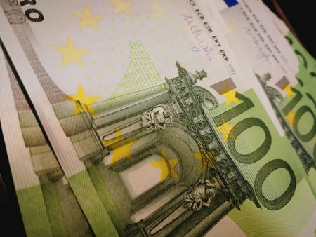 100 Euro Banknoten: Beantragen Sie ganz bequem von Zuhause aus einen 16000 Euro Kredit, um wieder flüssig zu sein!