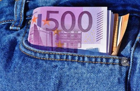 6500 Euro, die aus Tasche einer blauen Jeans herausschauen: Sie benötigen einen Kleinkredit? Nehmen Sie bequem von Zuhause aus einen fairen 6500 Euro Kredit auf!