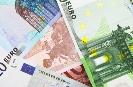 Verschiedene Euro-Banknoten auf einem Tisch: Sie benötigen 8000 Euro? Dann beantragen Sie noch heute einen günstigen 8000 Euro Kredit!