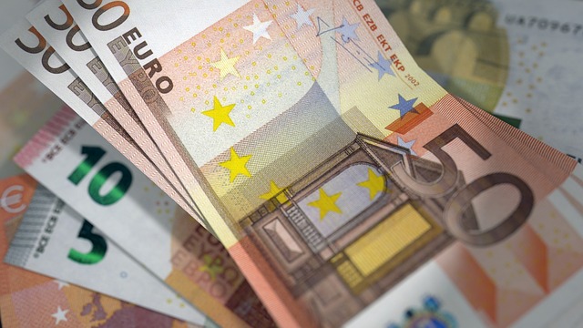 Euro-Geldscheine auf dem Tisch: Sie brauchen Geld? Beantragen Sie doch ganz bequem von Zuhause aus einen günstigen 8500 Euro Kredit!