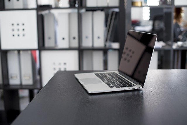 Macbook auf einem Schreibtisch: Wenn Sie einen Kredit mit Sofortauszahlung benötigen, dann können Sie noch heute den günstigen Barclaycard Kredit online beantragen!