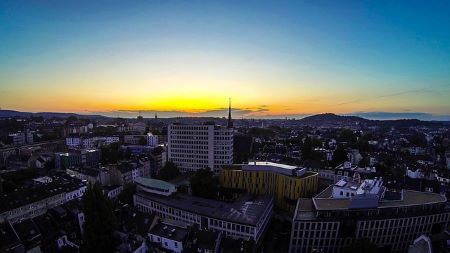 Aachen bei Abend: Wenn du schnell Geld in Aachen benötigst, könnte es Sinn machen, einfach ein Leihhaus Aachen aufzusuchen!