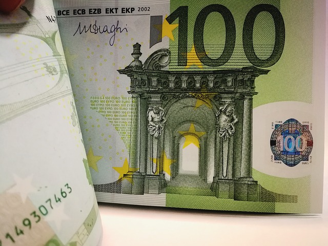 Ein Bündel 100-Euro-Geldscheine: Wenn Sie schnell Geld benötigen, dann können Sie ja ohne Weiteres einen günstigen Postbank Kleinkredit online beantragen!
