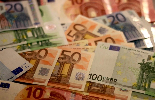 Verschiedene Euro-Geldscheine: Wenn Sie eine finanzielle Spritze benötigen, dann beantragen Sie doch einfach heute noch den günstigen Santander Kleinkredit online!