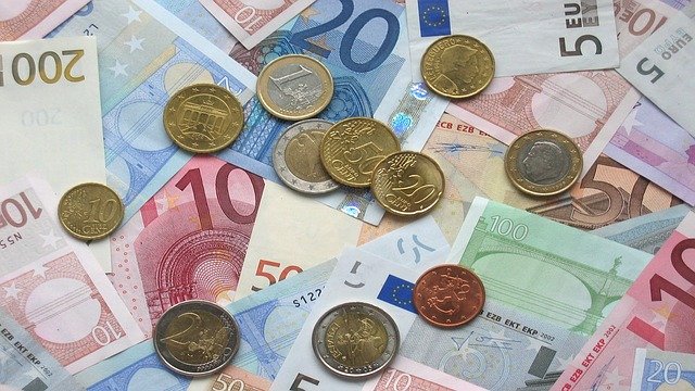 Verschiedene Euro-Banknoten und Münzen: Wenn Sie schnell Geld benötigen, wäre es evtl. eine gute Idee, den günstigen Targobank Kleinkredit online zu beantragen!?