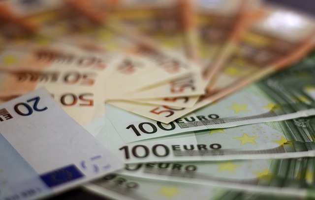 Mehrere 50- und 100-Euro-Banknoten und ein 20-Euro-Geldschein: Sie benötigen dringend Geld? Dann beantragen Sie doch einfach den günstigen Targobank Privatkredit bequem von Zuhause aus!