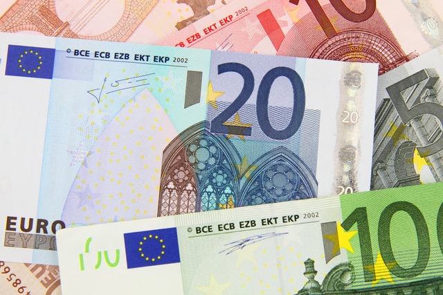 Verschiedene Euro-Banknoten: Wenn du eine schnelle Finanzspritze benötigst, dann kannst du noch heute einen günstigen 6000 Euro Kredit online beantragen!