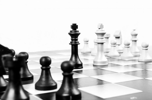 Schachbrett mit König gegen König: Challenger-Banken fordern die etablierten, konventionellen Banken mit kundenorientierten, digitalen Banking-Services heraus.