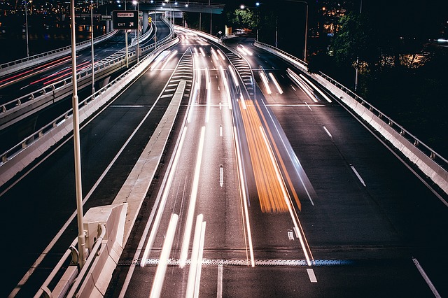 Abstraktes Bild, auf der eine Autobahn zu sehen ist, auf denen sehr schnelle Fahrzeuge unterwegs sind: Wenn Sie schnellstmöglich einen günstigen Kredit benötigen, dann können Sie im heutigen Zeitalter einen volldigitalen Eilkredit mit Sofortauszahlung in nur wenigen Minuten online aufnehmen!