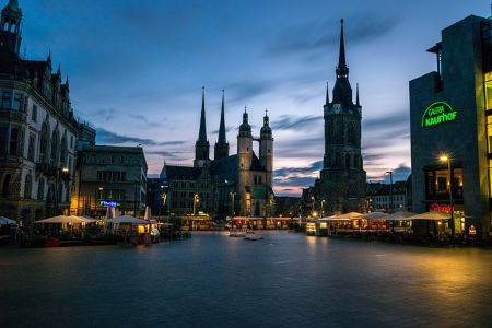 Die kreisfreie Großstadt Halle (Saale) bei Nacht: Wenn Sie einen Kredit ohne SCHUFA und ohne Nachweise benötigen, dann sollten Sie in Betracht ziehen, einem Leihhaus Halle (Saale) einen Besuch abzustatten!