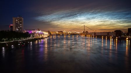 Neckar, links davon: Ludwigshafen am Rhein, rechts davon: Mannheim. Wenn Sie in Ludgwigshafen am Rhein leben und einen unkomplizierten Kredit ohne Nachweise und ohne SCHUFA benötigen, dann können Sie diesen in einem Leihhaus Ludwigshafen am Rhein erhalten!