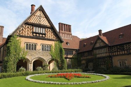 Schloss Cecilienhof: Wenn Sie in Potsdam wohnen und dringend einen Sofortkredit ohne SCHUFA benötigen, dann haben Sie die Möglichkeit, in einem Leihhaus Potsdam einen unbürokratischen Pfandkredit aufzunehmen!