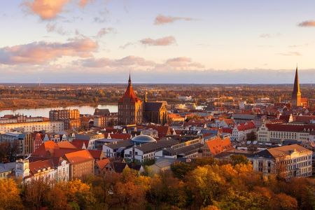 Rostock zur Abenddämmerung: Wenn Sie einen unkomplizierten Sofortkredit ohne SCHUFA in Rostock benötigen, dann sollten Sie darüber nachdenken, einem Leihhaus Rostock einen Besuch abzustatten!