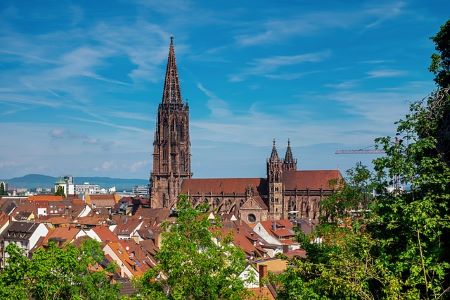 Die Stadt Freiburg mit ihrem Münster: Wenn du schnell Geld benötigst, solltest du darüber nachdenken, in ein Leihhaus Freiburg im Breisgau zu gehen!