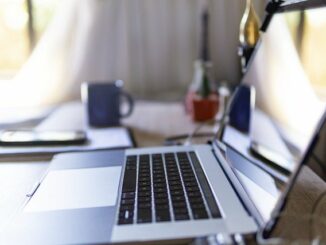Laptop auf einem Schreibtisch: ortsunabhängig in nur zehn Minuten an Geld kommen dank Digitalkredit mit Sofortentscheidung