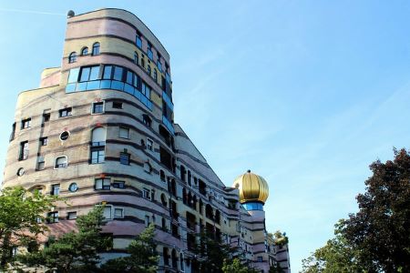 Hundertwasser-Gebäude in Darmstadt: Sie wohnen in Darmstadt und benötigen einen SCHUFA-freien Kredit ohne Bürokratie? Dann gehen Sie doch ins Leihhaus Darmstadt!